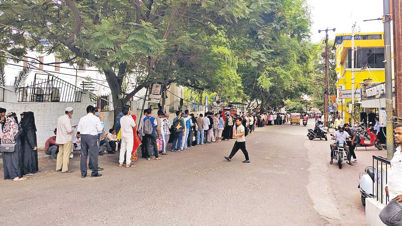 పాస్‌పోర్ట్‌ గ్రీవెన్స్‌కు జనమే జనం
