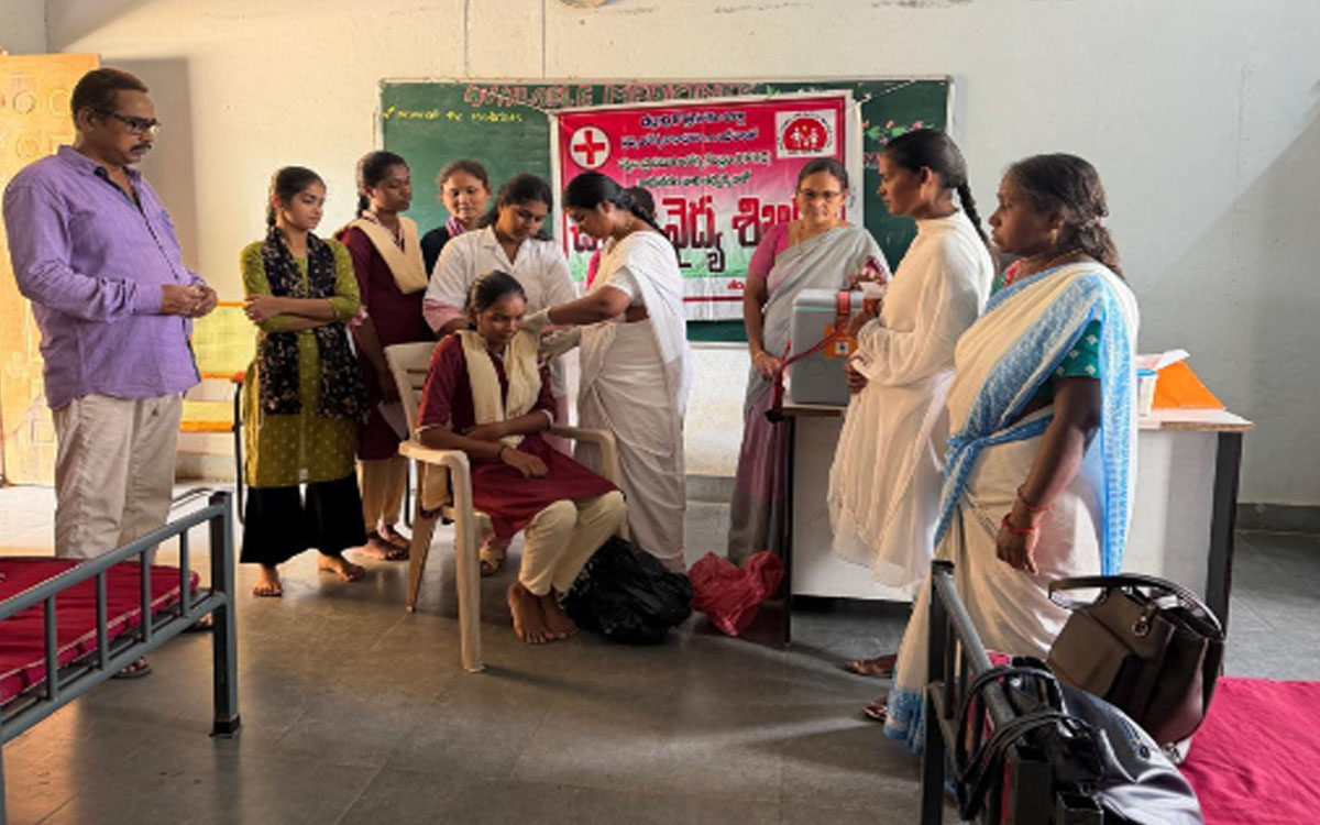 టీజీడ‌బ్ల్యూయూఆర్‌జేసీ విద్యార్థినుల‌కు హెచ్‌పీవీ టీకాలు