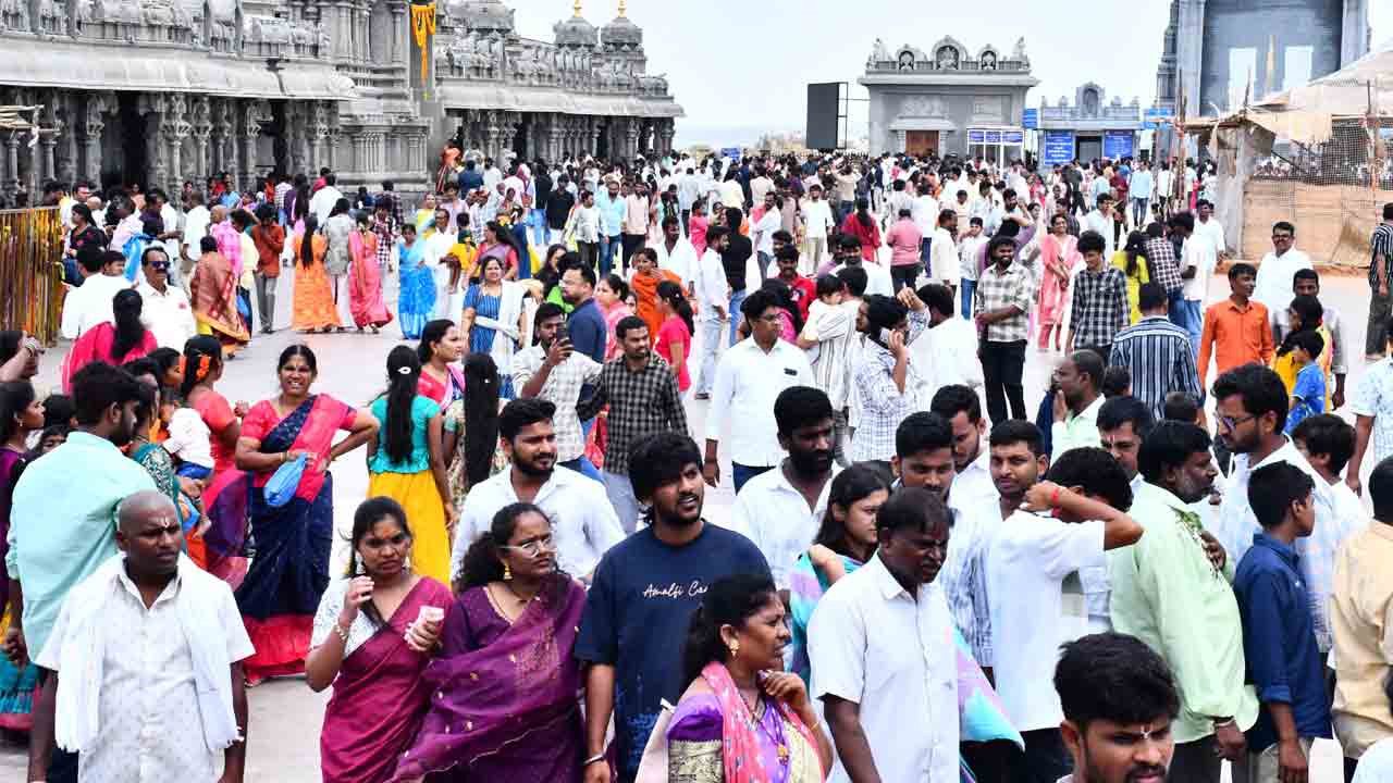 యాదగిరిగుట్టలో భక్తుల కోలాహలం.. ధర్మ దర్శనానికి మూడు గంటల సమయం