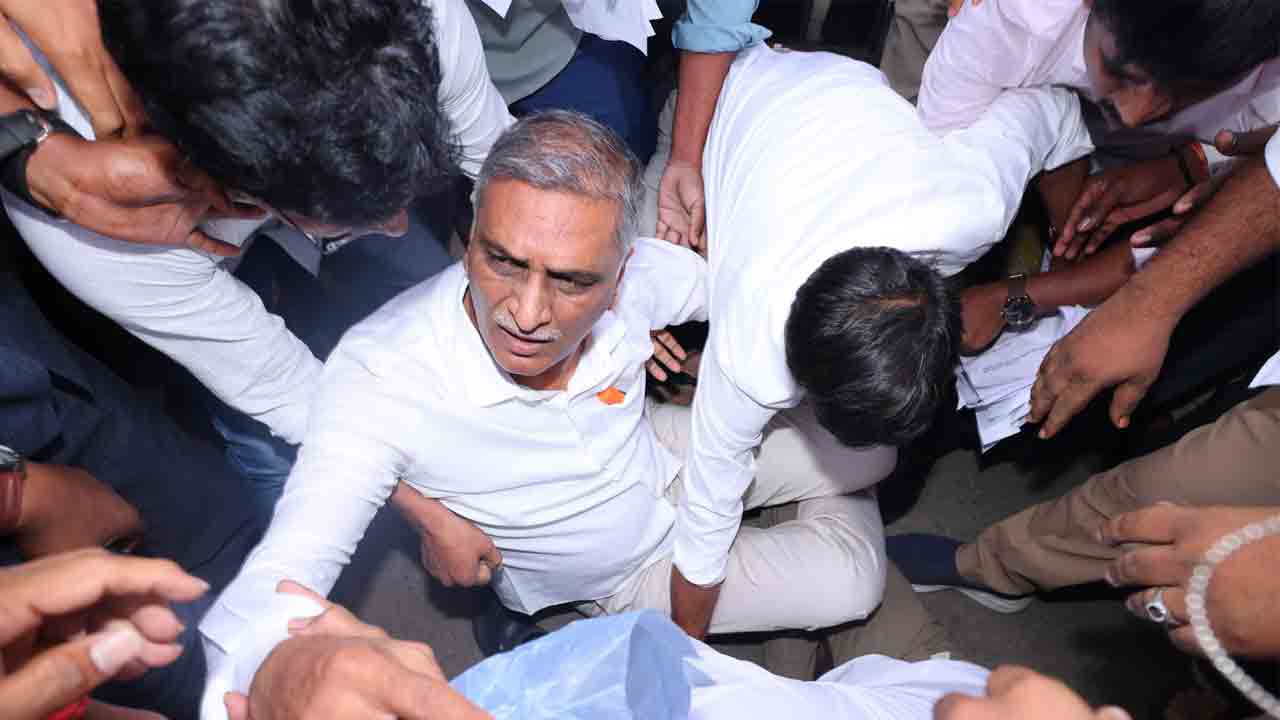 Harish rao | హరీశ్‌ రావు రాకతో వణికిపోయిన ప్రభుత్వం.. కిందపడేసి అడ్డుకున్న పోలీసులు