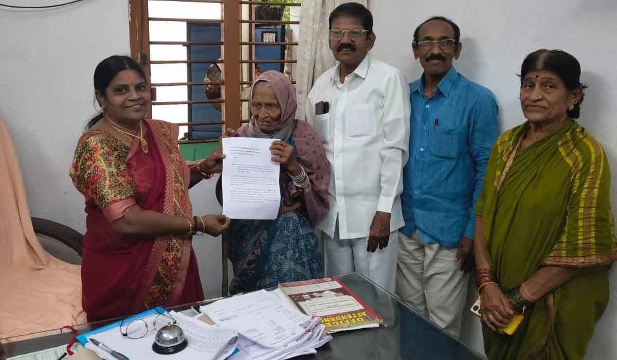 Jagityal | కొత్తపేటలో తల్లిని ఇంట్లోంచి గెంటేసిన కుమారుడు