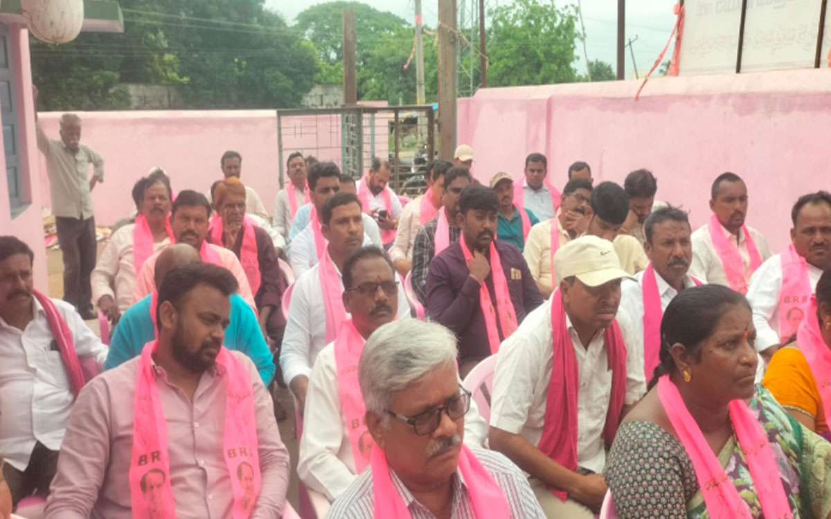 బీఆర్ఎస్ బలోపేతానికి ప్రతి ఒక్కరూ కృషి చేయాలి : మాజీ ఎమ్మెల్యే హ‌రిప్రియ నాయ‌క్‌