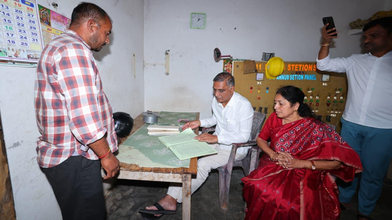 Harish Rao | కరెంటు, ఎరువుల కోసం రైతులు ధర్నా చేయడమేనా మీ మార్పు.. రేవంత్ సర్కార్‌పై హరీశ్‌రావు ఫైర్