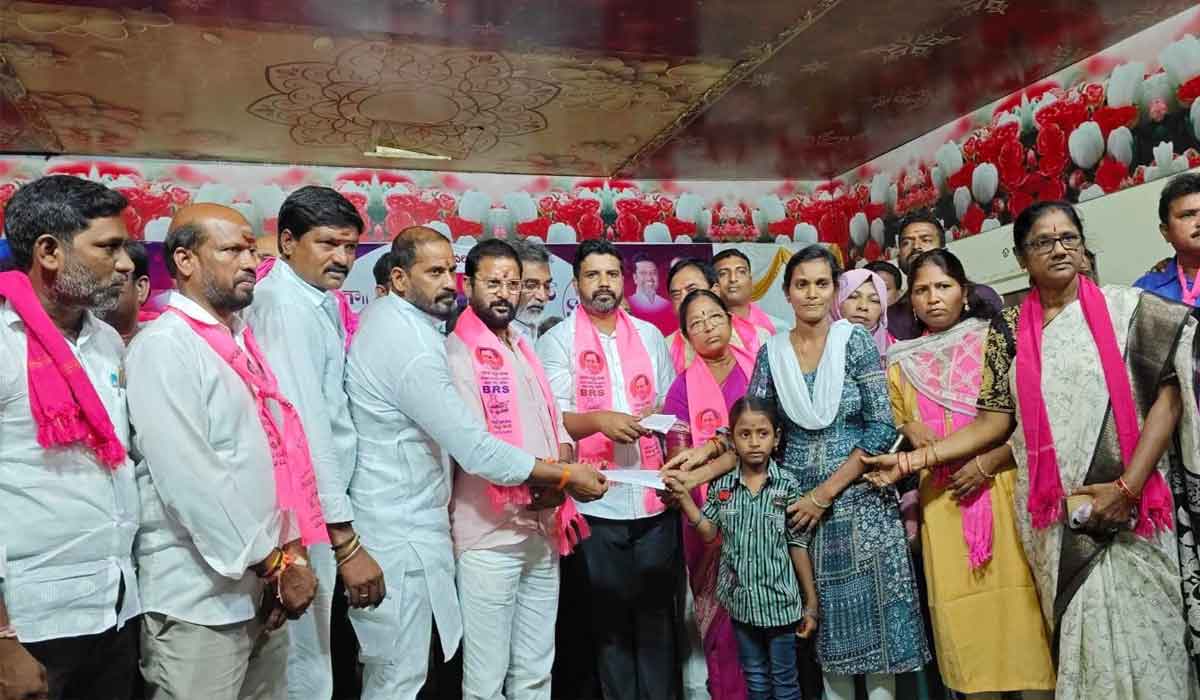 Godavarikhani | కేటీఆర్ బర్త్ డే సందర్భంగా 42 ఆటో డ్రైవర్స్ కుటుంబాలకు వ్యాల్ల హరీష్ రెడ్డి చేయూత
