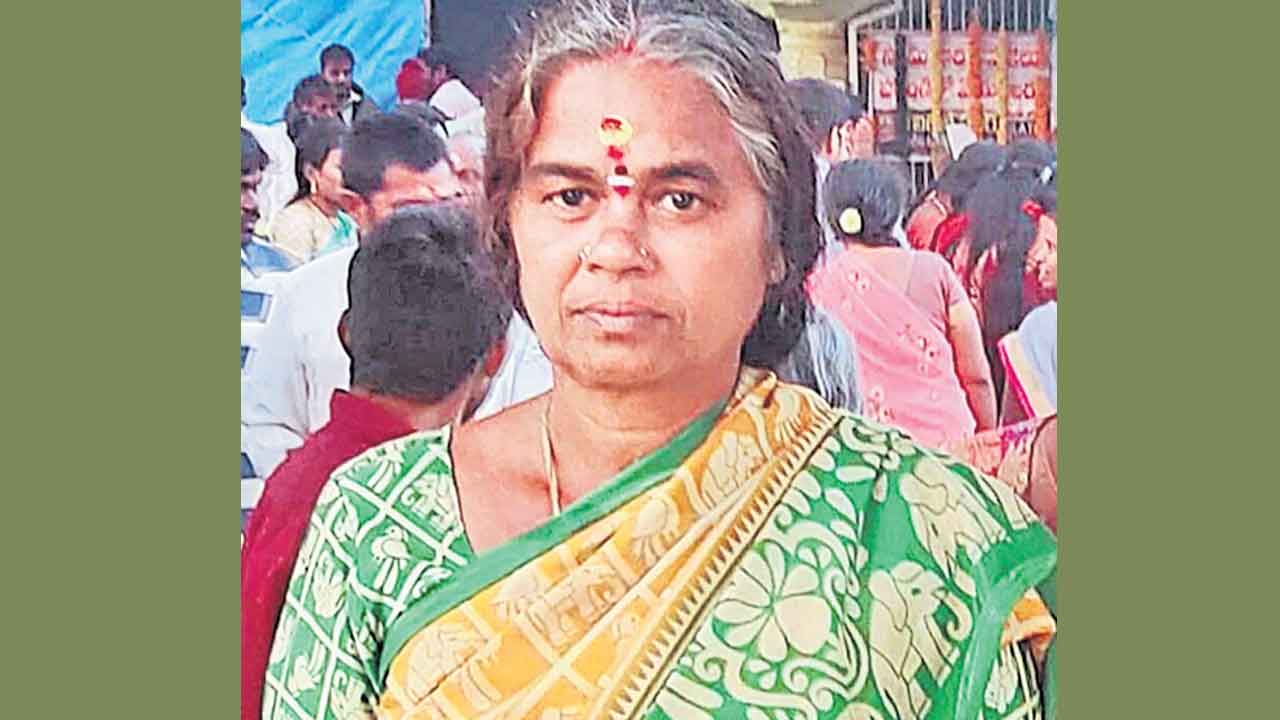 రోడ్డు విస్తరణలో ఇల్లు పోతున్నదని..