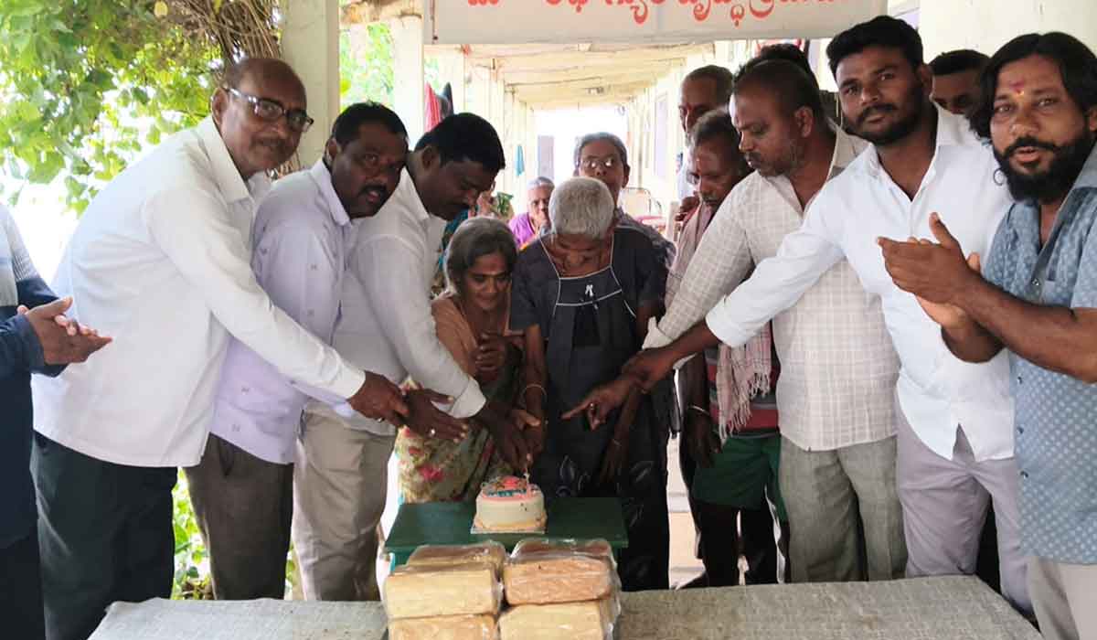 Gambhiraopet | గంభీరావుపేట వృద్ధాశ్రమంలో హిమాన్షు జన్మదిన వేడుకలు
