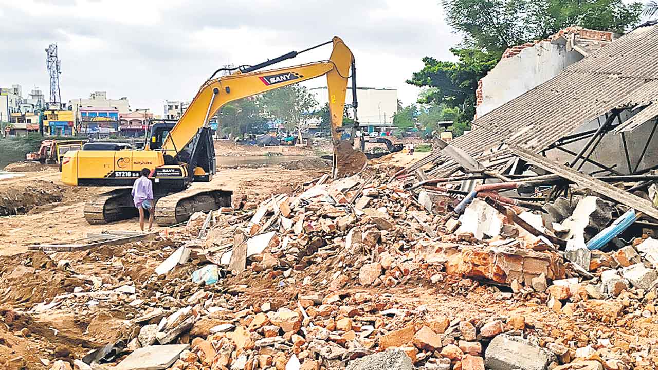 గుడిసెలపైకి బుల్డోజర్లు