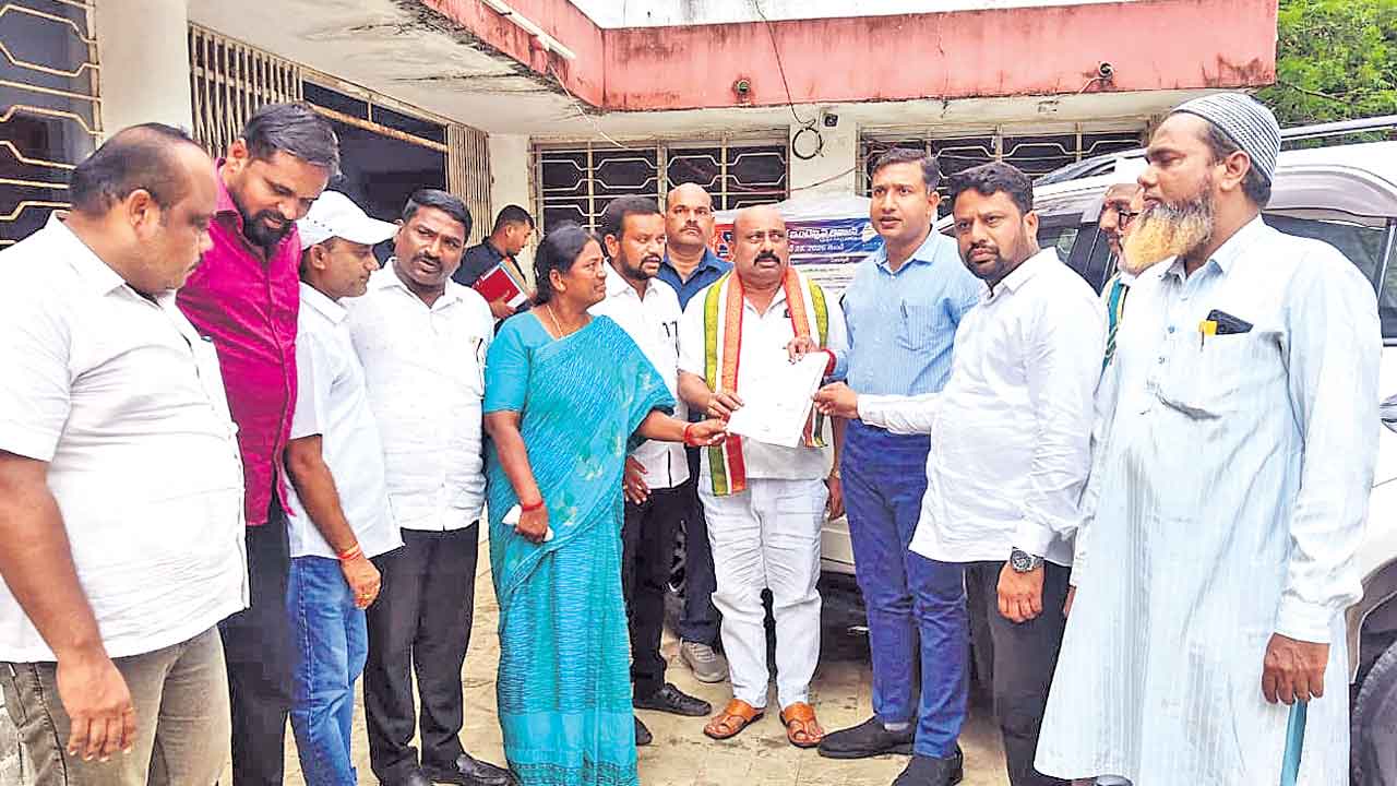 అక్రమ రిజిస్ట్రేషన్‌లపై విచారణ చేయాలి