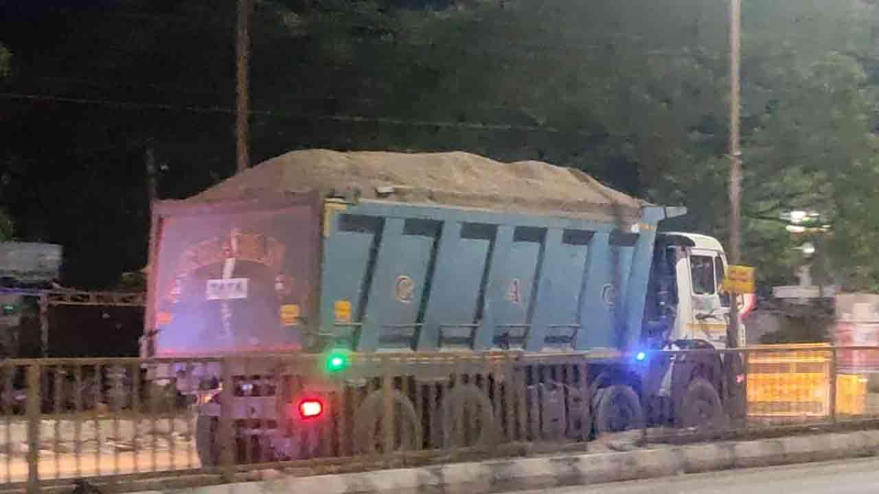 Illegal Sand Transport | కృష్ణానదిలో ఆగని అక్రమ ఇసుక రవాణా.. కలెక్టర్ ఆదేశాలు బేఖాతరు చేస్తున్న తహసీల్దార్, ఎస్సై?