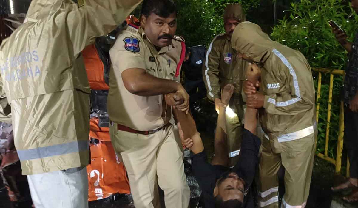 Godavarikhani | విధుల్లో మానవత్వం… ప్రమాద స్థలంలో మానవీయ స్పందన