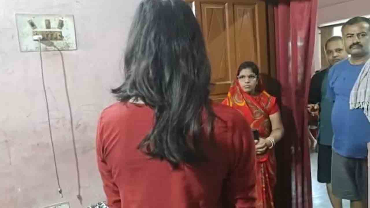 intruder cut women’s hair | అర్ధరాత్రి వేళ ఇంట్లోకి చొరబడి.. మహిళల జుట్టు కత్తిరిస్తున్న ఆగంతకుడు