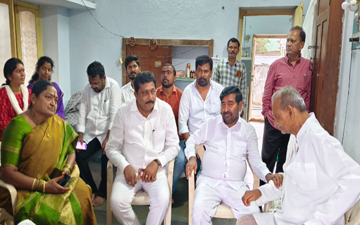ఒంటెద్దు రాఘవరెడ్డికి మాజీ మంత్రి జగదీశ్‌రెడ్డి ప‌రామ‌ర్శ
