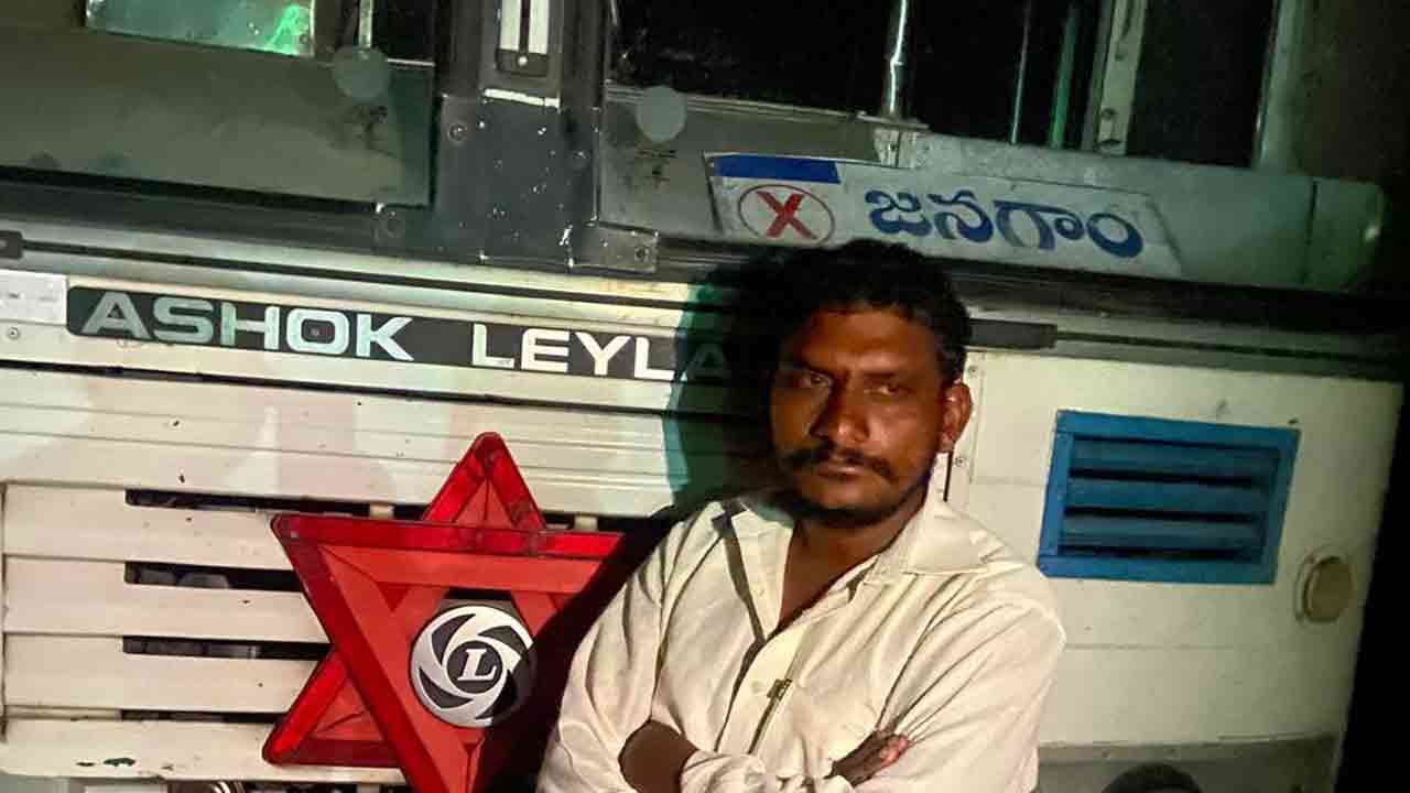 మద్యం మత్తులో ఆర్టీసీ బస్సు ఎత్తుకెళ్లిన మందుబాబు.. 21కి.మీ. తీసుకెళ్లి యాక్సిడెంట్