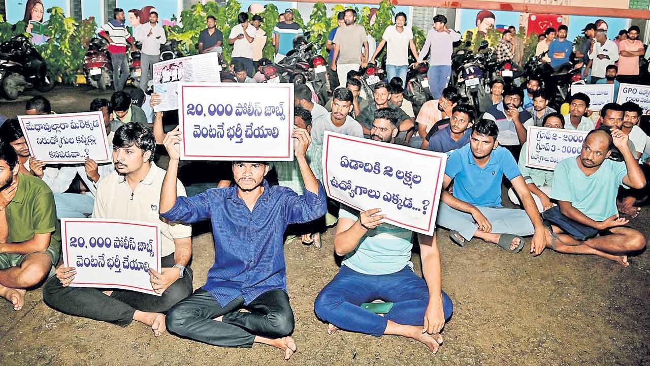 7వేల పోస్టులపై నిరుద్యోగుల కన్నెర్ర