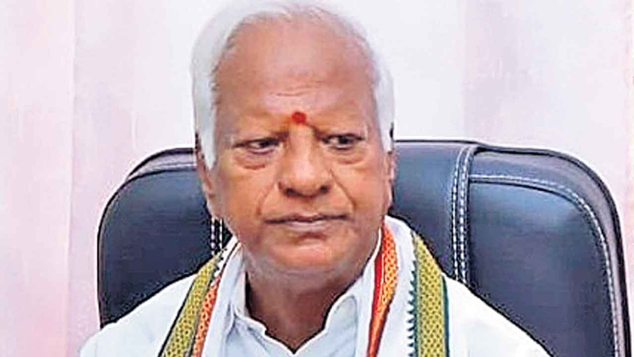 కొండా సురేఖకు అవగాహన లేదు!
