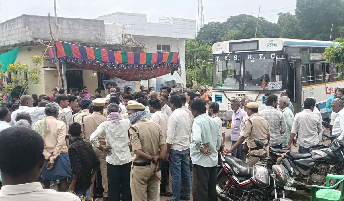 Chigurumamidi | సుందరగిరిలో మృతురాలి కుటుంబానికి న్యాయం చేయాలని రోడ్డుపై మృతదేహంతో ఆందోళన