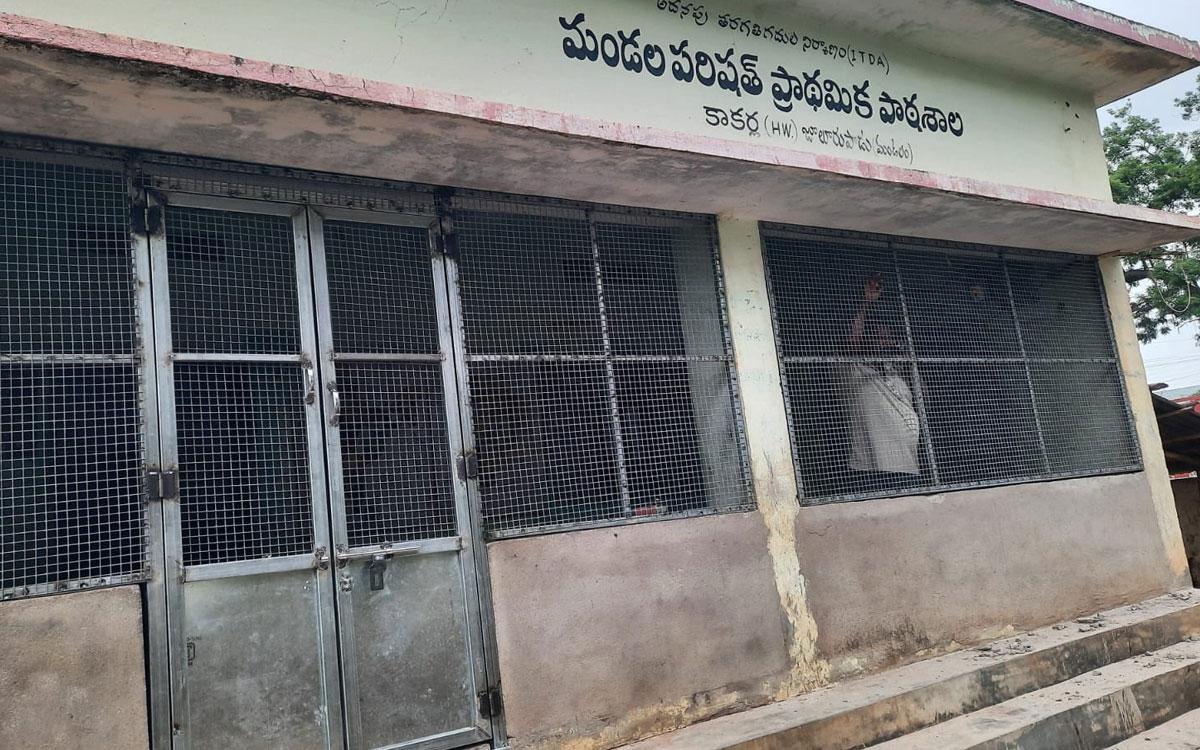 కాకర్ల చిన్నారుల మోముల్లో ఆనందం