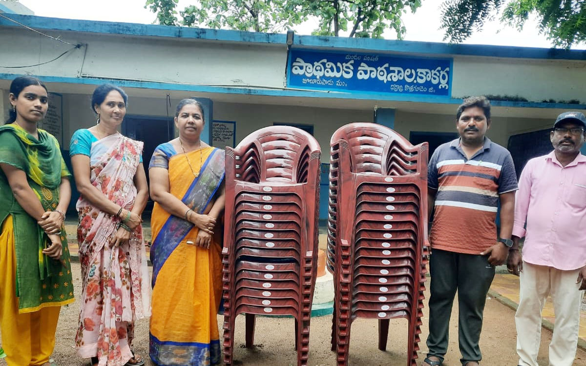 కాక‌ర్ల ప్రాథ‌మిక‌ పాఠశాలకు పూర్వ విద్యార్థి 30 కుర్చీలు వితరణ