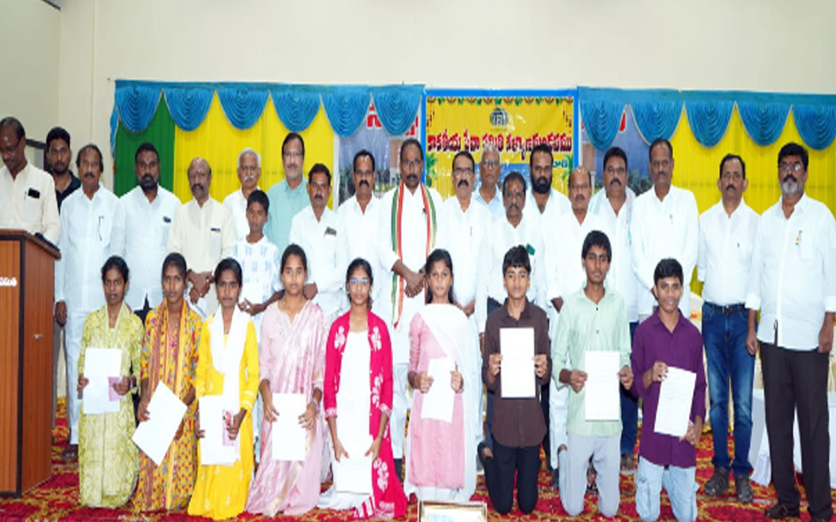 విద్యార్థులకు కాకతీయ సేవా సమితి స్కాలర్‌షిప్స్ అందజేత