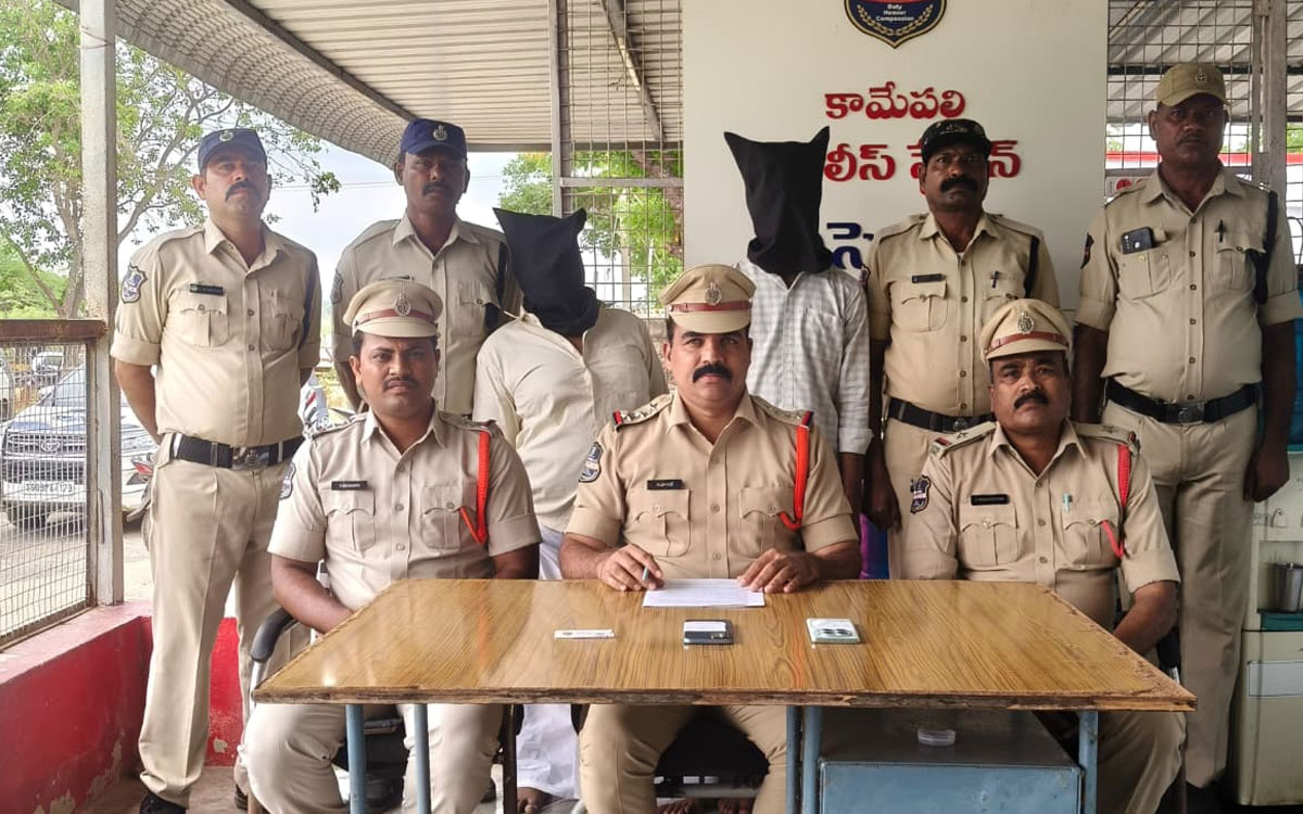 అంతరాష్ట్ర నేరగాళ్లు ఇద్ద‌రు అరెస్ట్