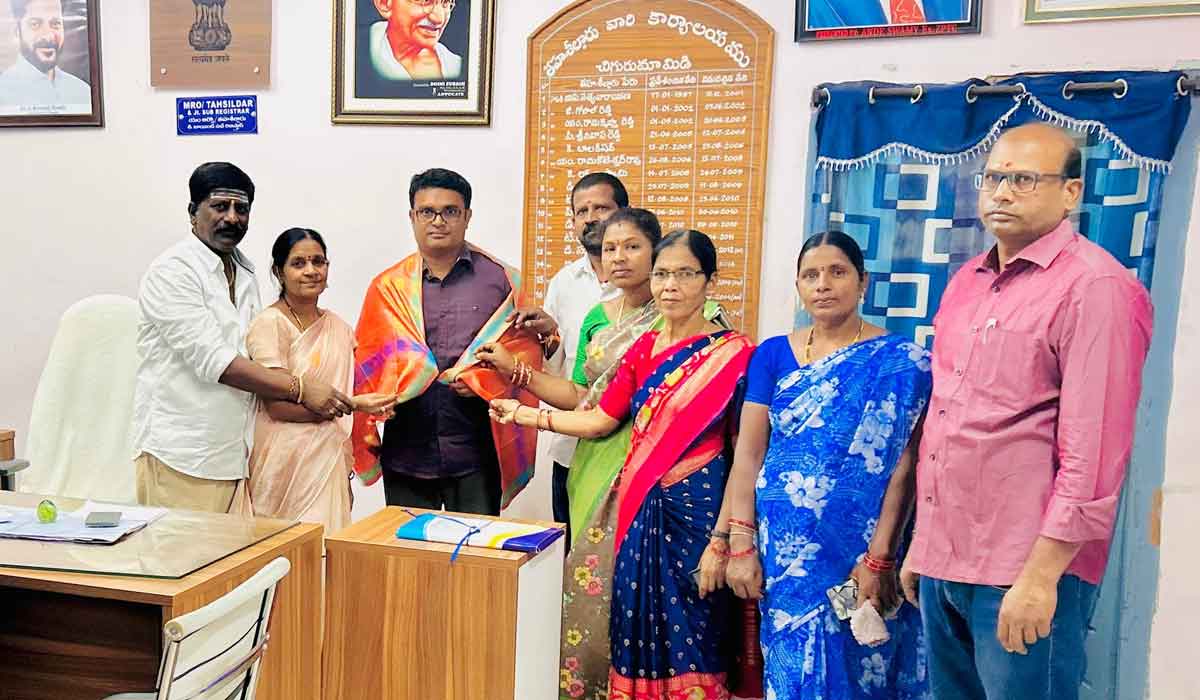 Chigurumamidi | చిగురుమామిడిలో అధికారులకు పాలకవర్గం సన్మానం