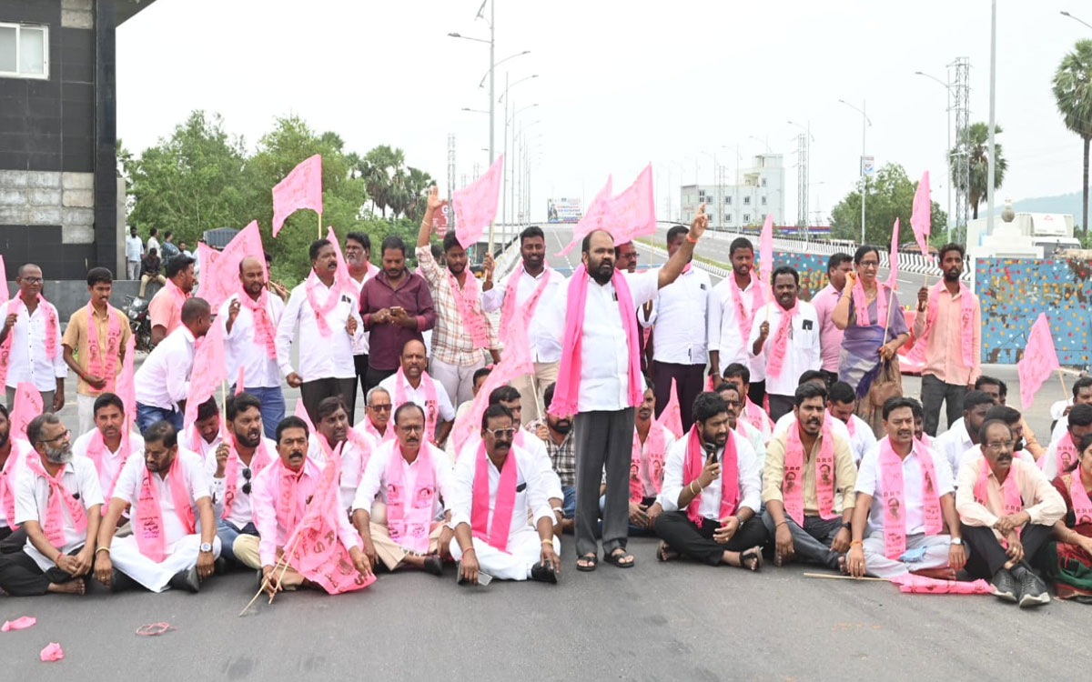 మర్రిగూడ బైపాస్ ఫ్లైఓవర్ వద్ద మాజీ ఎమ్మెల్యే కంచర్ల భూపాల్‌రెడ్డి మెరుపు ధర్నా
