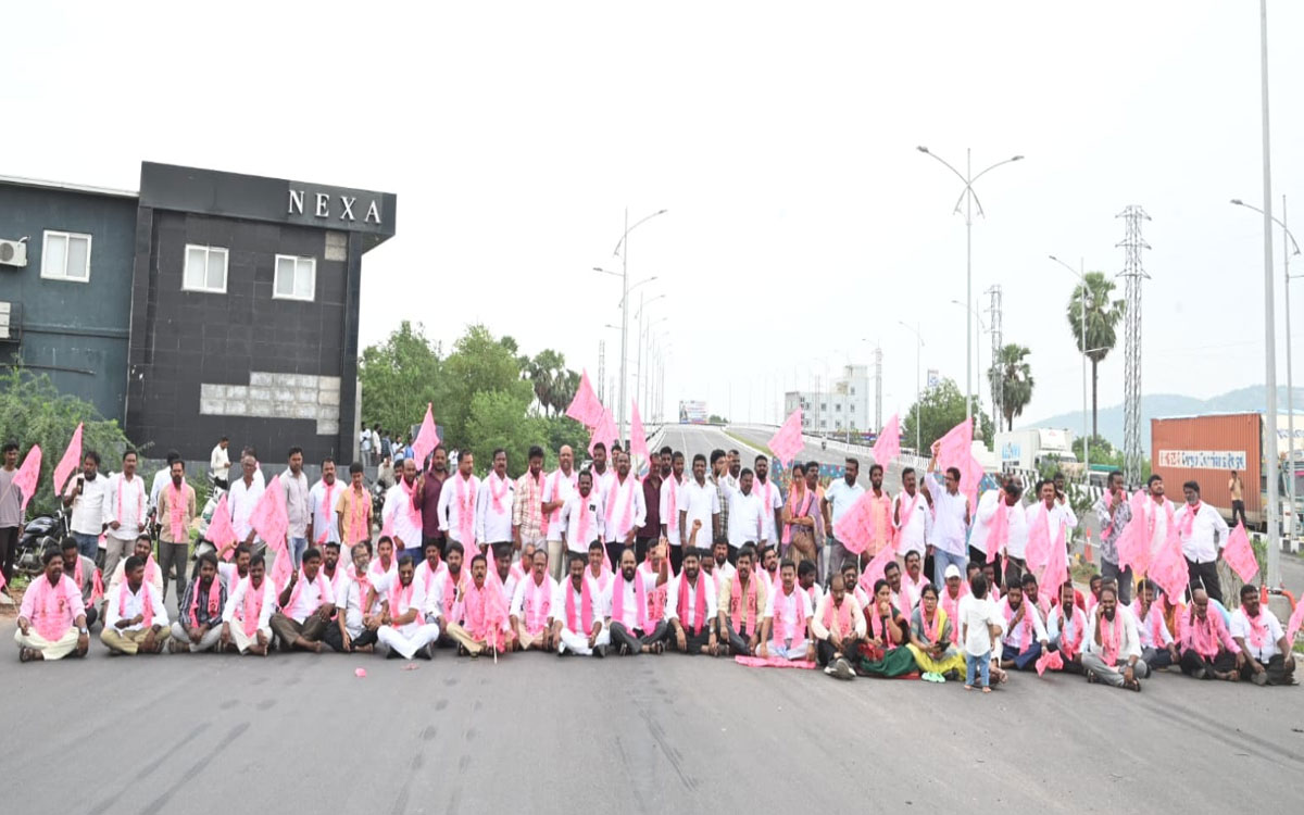 మర్రిగూడ బైపాస్ ఫ్లైఓవర్ వద్ద మాజీ ఎమ్మెల్యే కంచర్ల భూపాల్రెడ్డి మెరుపు ధర్నా