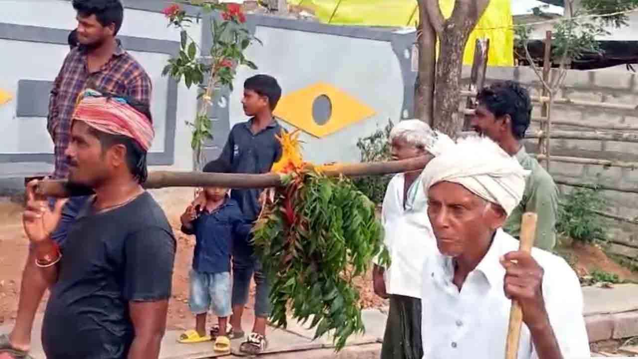Kakarla | వానలు కురవాలని.. కాకర్లలో ‘కప్పతల్లి’కి జలాభిషేకం.. !
