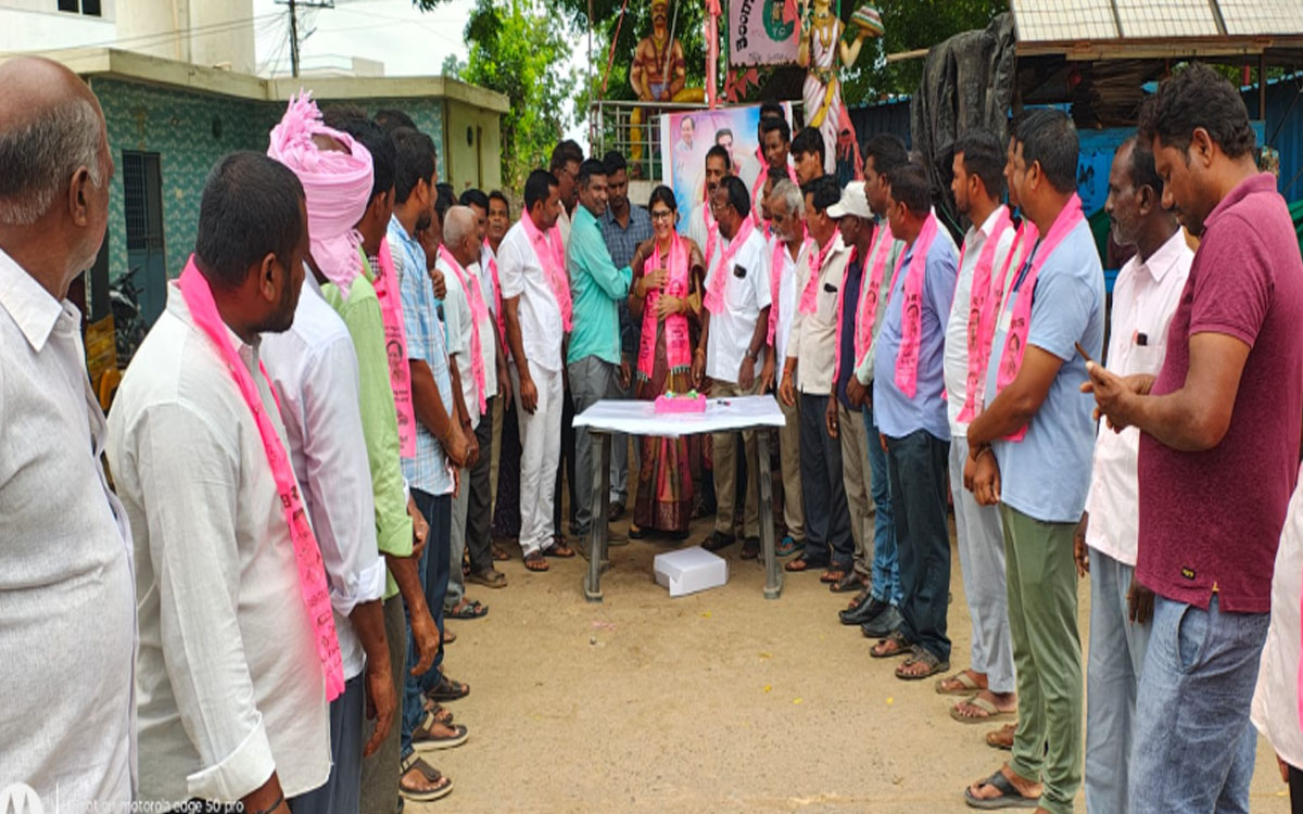 కారేపల్లిలో ఘనంగా కేటీఆర్ జన్మదిన వేడుకలు