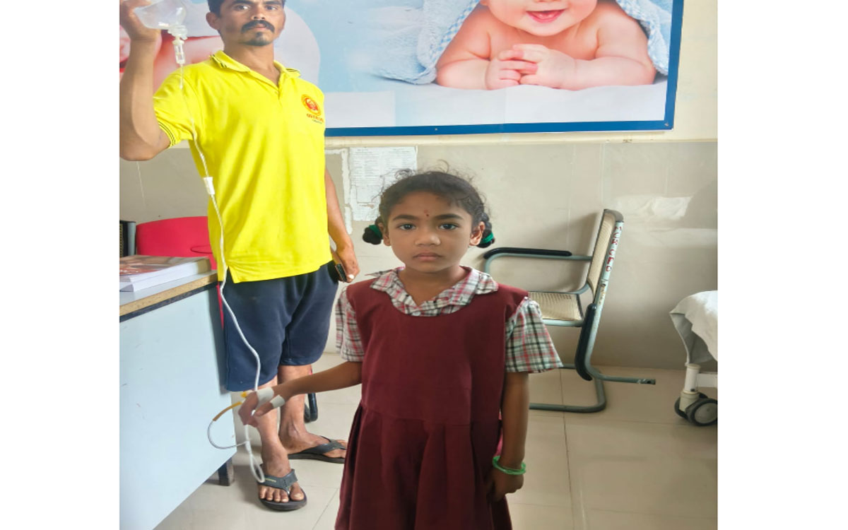 పాఠశాలకు వెళ్తున్న విద్యార్థినికి పాము కాటు