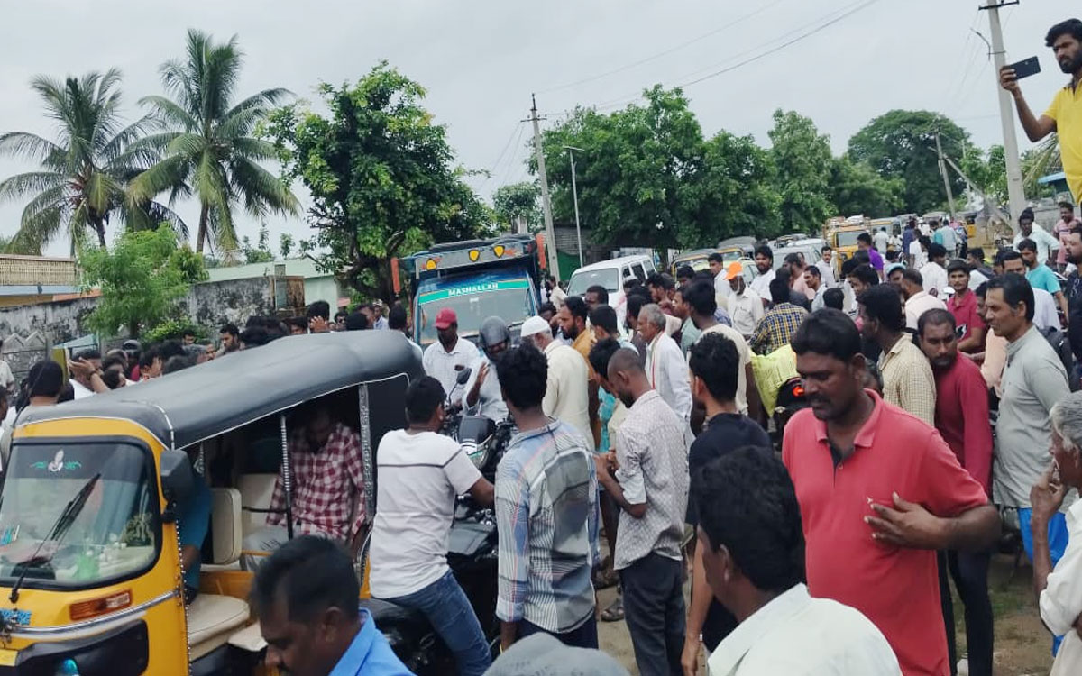 విద్యుత్ స‌మ‌స్య ప‌రిష్క‌రించాల‌ని రోడ్డుపై బైఠాయించి ఆందోళ‌న‌