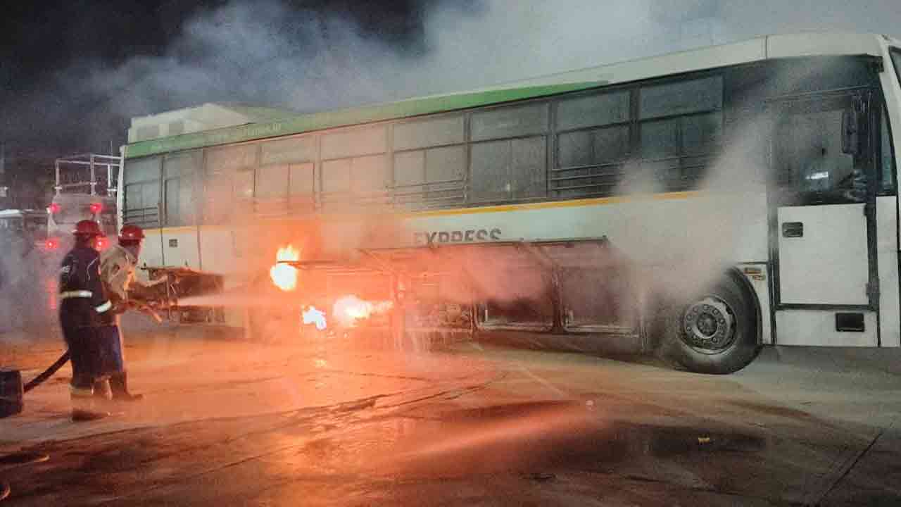 Karimnagar Electric Bus | కరీంనగర్‌‌లో మరో ఎలక్ట్రిక్ బస్సులో మంటలు.. ప్రమాదానికి బ్యాటరీ లోపమే కారణమా?