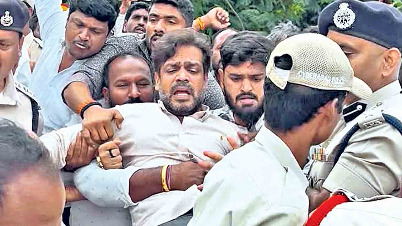 దౌర్జన్యంగా భూములు గుంజుకుంటుండ్రు