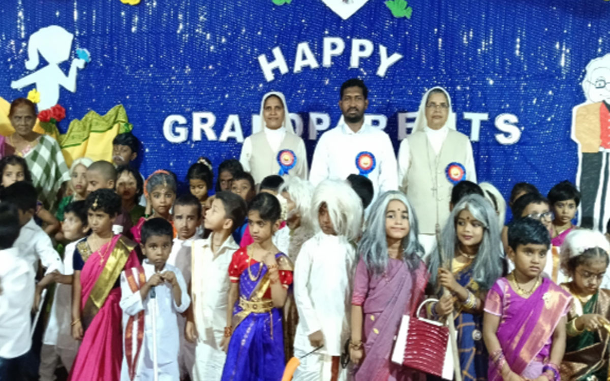 కారుణ్య విద్యా భవన్‌లో ఘనంగా గ్రాండ్ పేరెంట్స్ డే వేడుకలు