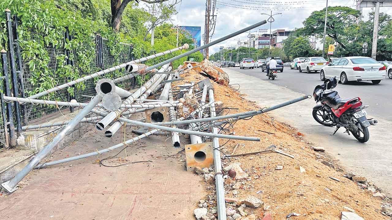 ఫుట్‌పాత్‌ ఇలా.. నడిచేదెలా?