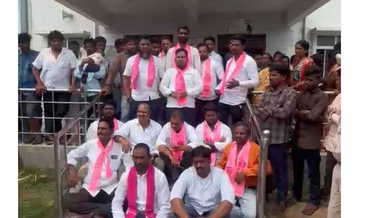 Banswada | వైద్యుల నిర్లక్ష్యంపై బాన్సువాడ ప్రభుత్వ ఆసుపత్రి ఎదుట బీఆర్ఎస్ నాయకుల ధర్నా