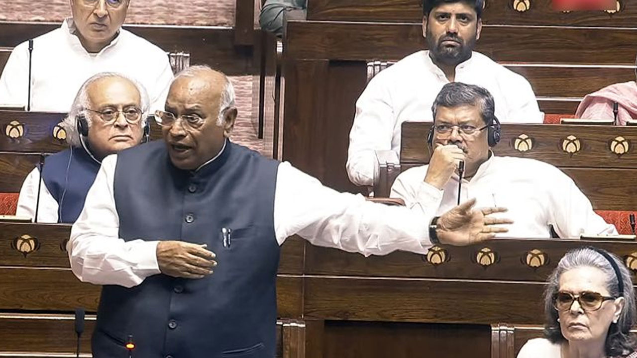Mallikarjun Kharge: ప్ర‌ధాని, హోంమంత్రి మౌనం వీడాలి.. లేదంటే విద్యార్థులు మ‌ళ్లీ గుణ‌పాఠం చెబుతారు: మ‌ల్లిఖార్జున్ ఖ‌ర్గే