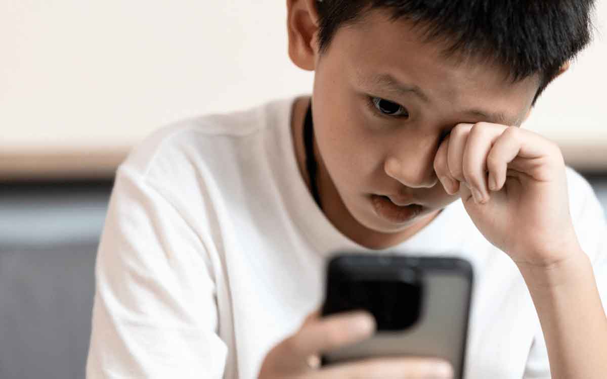 Smart Phones To Kids | పిల్ల‌లు ఫోన్ ఎక్కువ‌గా చూసే అల‌వాటును క‌లిగి ఉంటే.. త‌ల్లిదండ్రులు ఏం చేయాలి..?