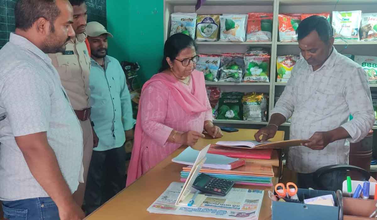 Vemulawada | వేములవాడలో ఎరువులు, విత్తనాల దుకాణాల ఆకస్మిక తనిఖీ