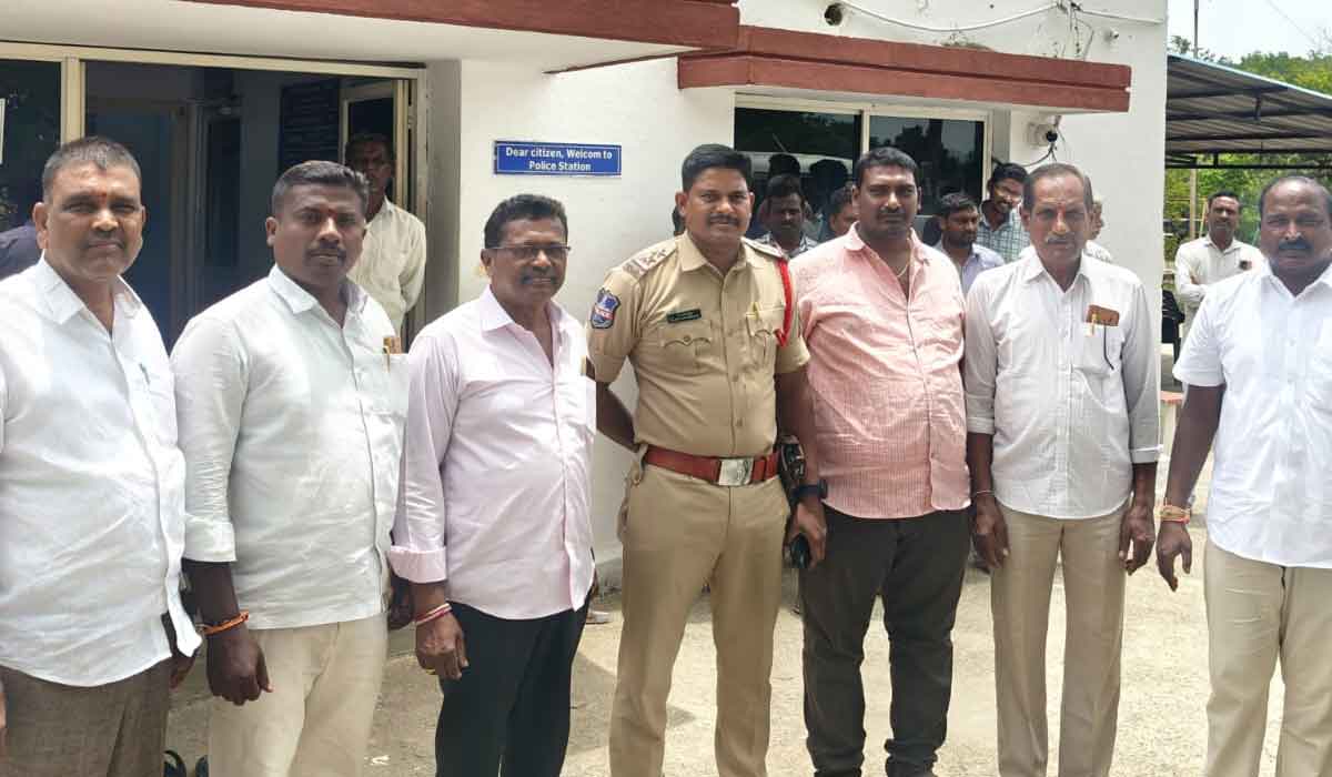Chigurumamidi | చిగురుమామిడిలో మాజీ సర్పంచుల ముందస్తు అరెస్ట్.. సీఎం కు వినతిపత్రం ఇచ్చేందుకు వెళ్లకుండా అడ్డుకున్న పోలీసులు