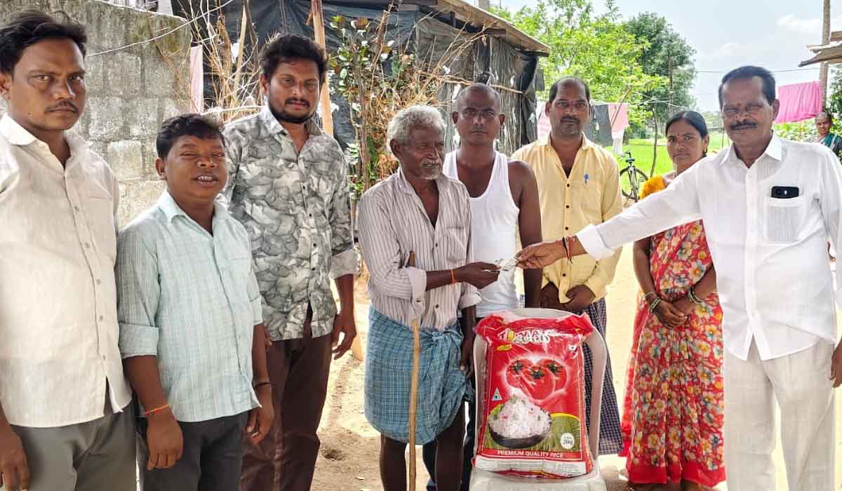 Mutharam | ఓడేడులో మృతురాలి కుటుంబానికి ఆర్థిక సాయం
