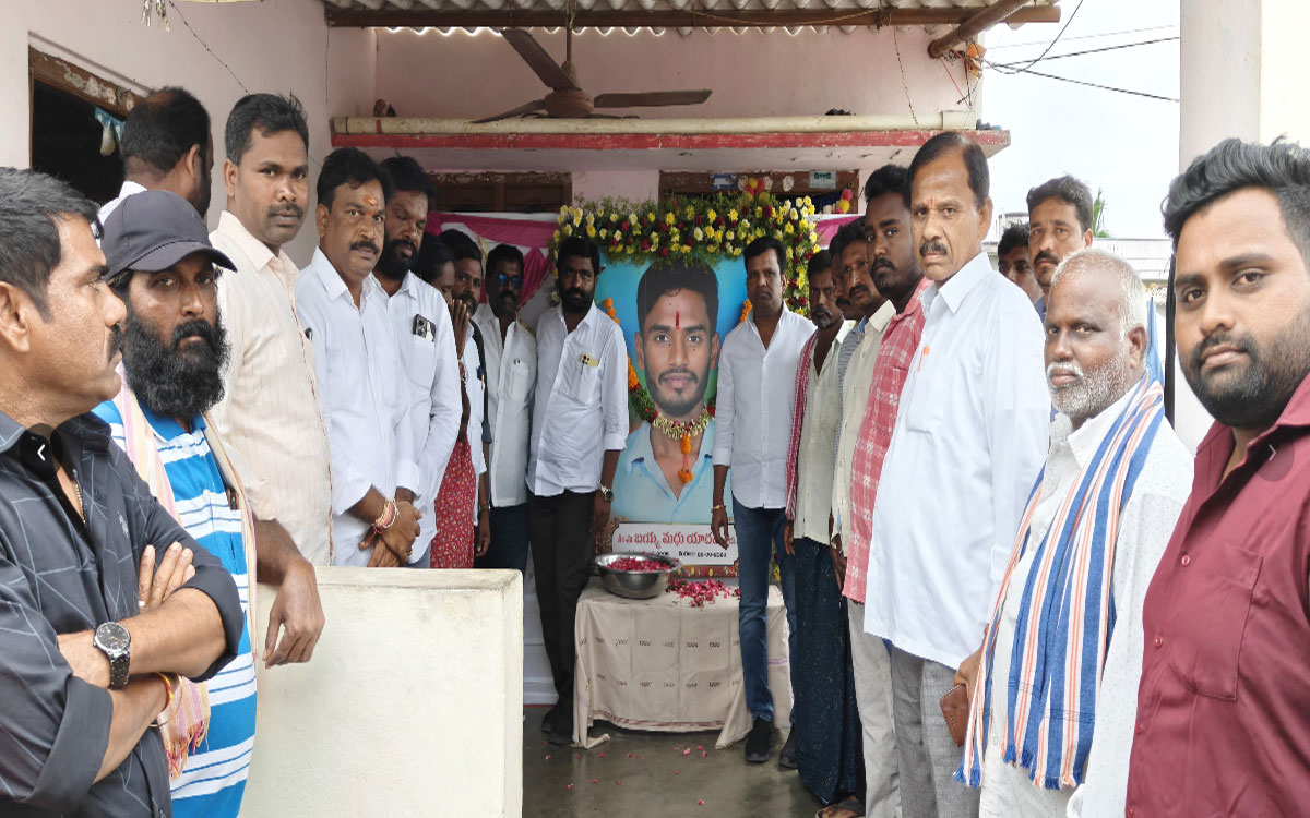 మ‌ధు యాద‌వ్ కుటుంబానికి మాజీ ఎమ్మెల్యే కిశోర్ ప‌రామ‌ర్శ‌
