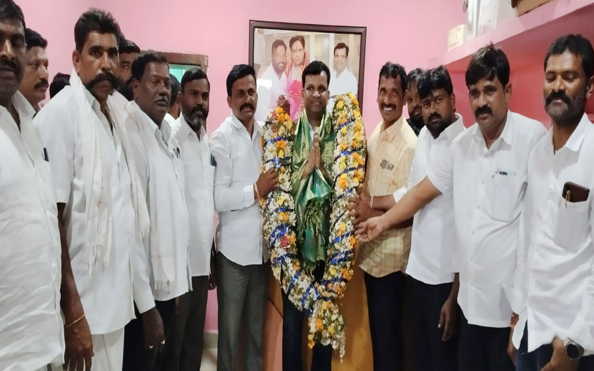 వల్లపు గంగయ్యకు మాజీ ఎమ్మెల్యే కిశోర్ కుమార్ సన్మానం