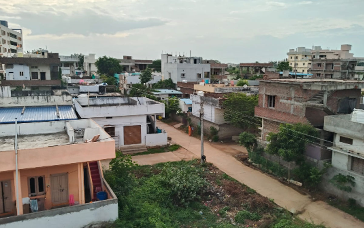 600 కుటుంబాల జీవ‌నం, చైర్‌ప‌ర్స‌న్ ప్రాతినిధ్యం.. అయినా ఒక్క మురుగు కాల్వ కూడా లేని వైనం