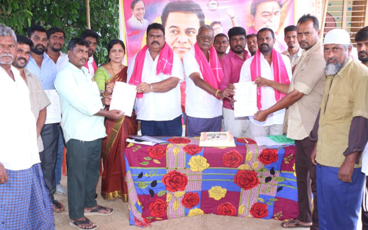 గిఫ్ట్ ఏ స్మైల్.. ఆటో డ్రైవర్లుకు ప్ర‌మాద బీమా ప‌త్రాలు అంద‌జేత‌