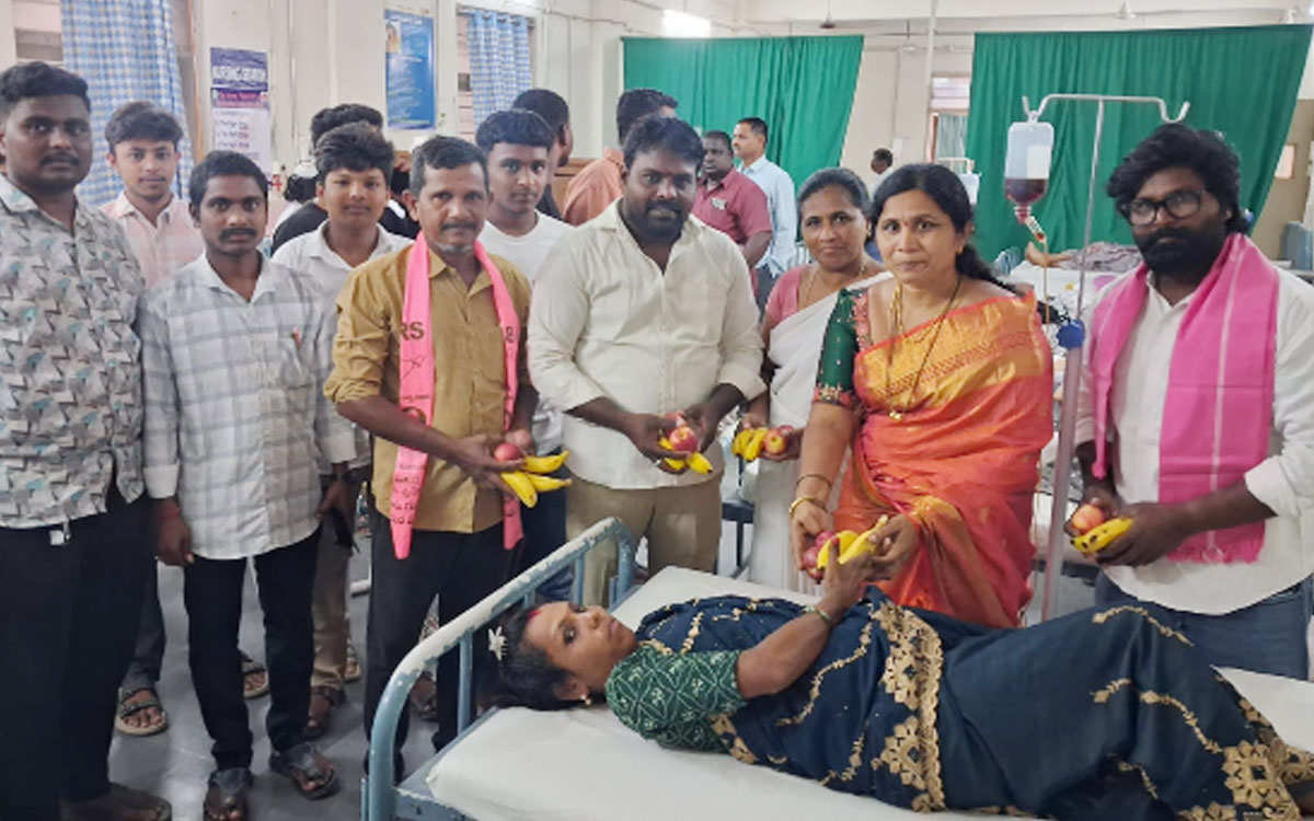 కోదాడ‌లో కేటీఆర్ జన్మదిన వేడుకలు.. రోగులకు పండ్లు పంపిణీ