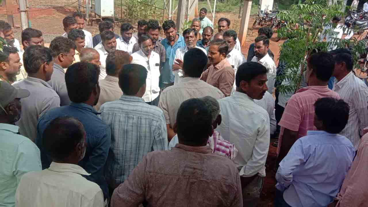 Substation | సంగారెడ్డి జిల్లాలో సబ్ స్టేషన్‌ ముట్టడించిన రైతులు