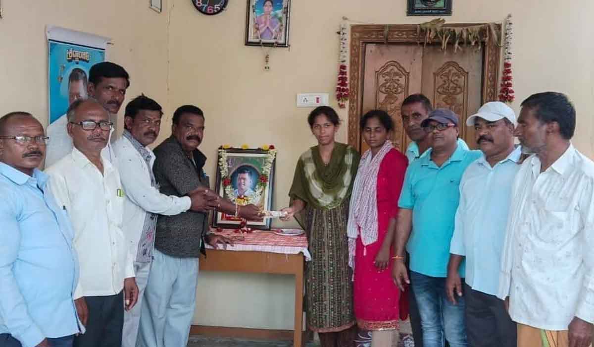 Kolanuru | మూలసాలలో స్నేహితుడి కుటుంబానికి చిన్ననాటి మిత్రుల ఔదార్యం.. ఆర్థిక సాయం అందజేసిన క్లాస్‌మెట్స్‌