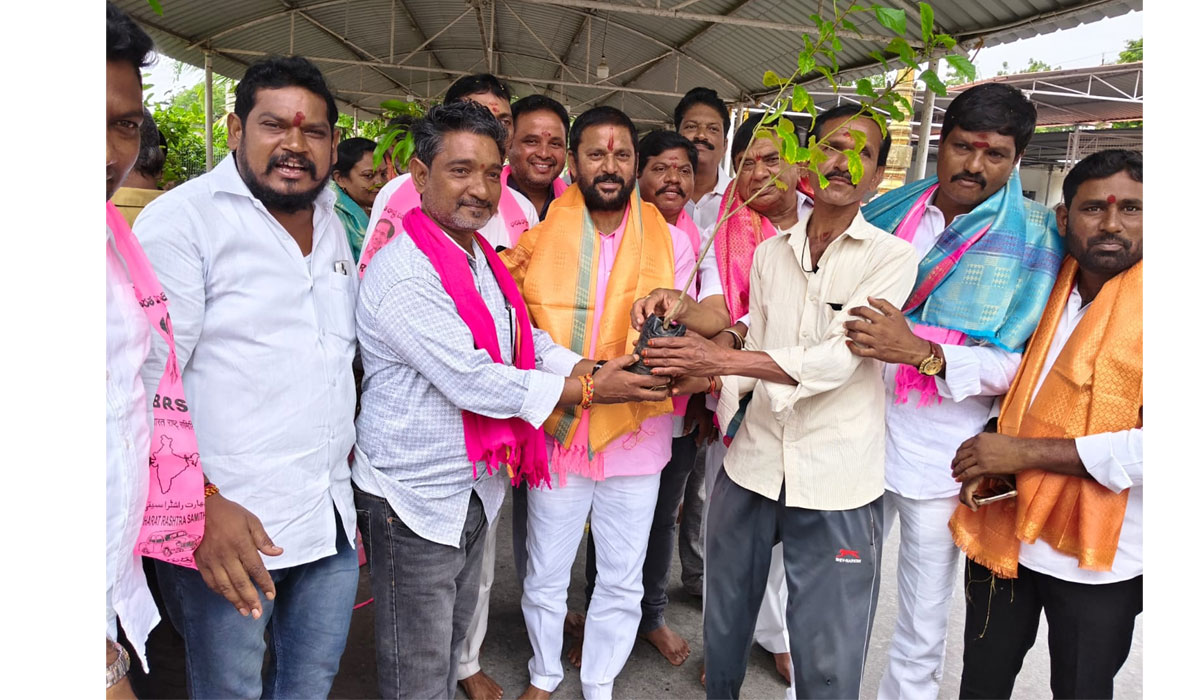 Korukanti Chander | కేటీఆర్ జన్మదినం సందర్భంగా దుర్గామాతకు పూజలు చేసి మొక్కలు పంపిణీ చేసిన కోరుకంటి చందర్