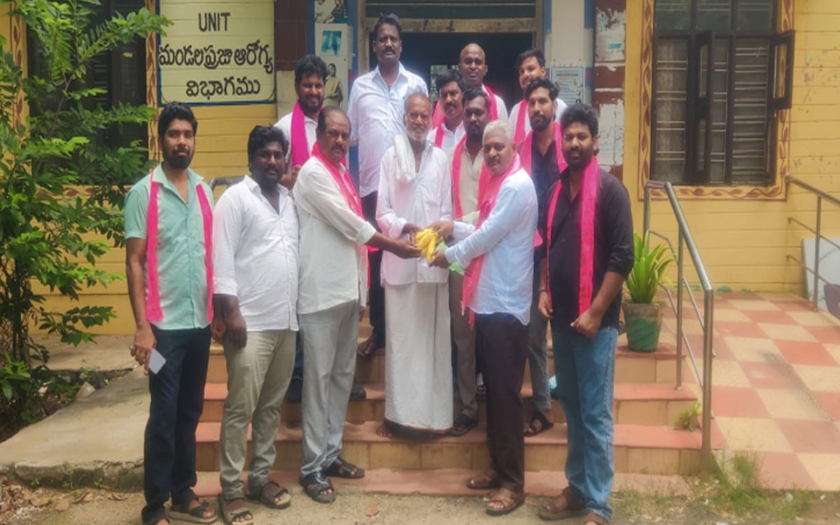 సుజాతనగర్ పీహెచ్‌సీలో రోగుల‌కు పండ్లు పంపిణీ